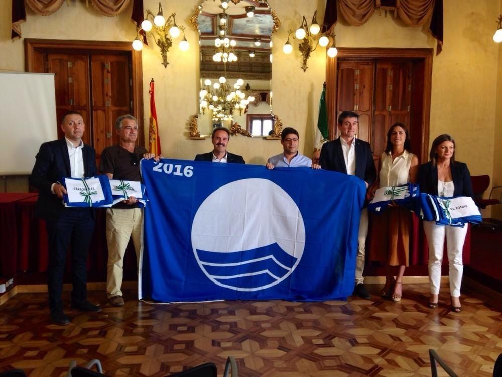 El delegado de Turismo entrega las banderas azules a los municipios que se les ha concedido este año