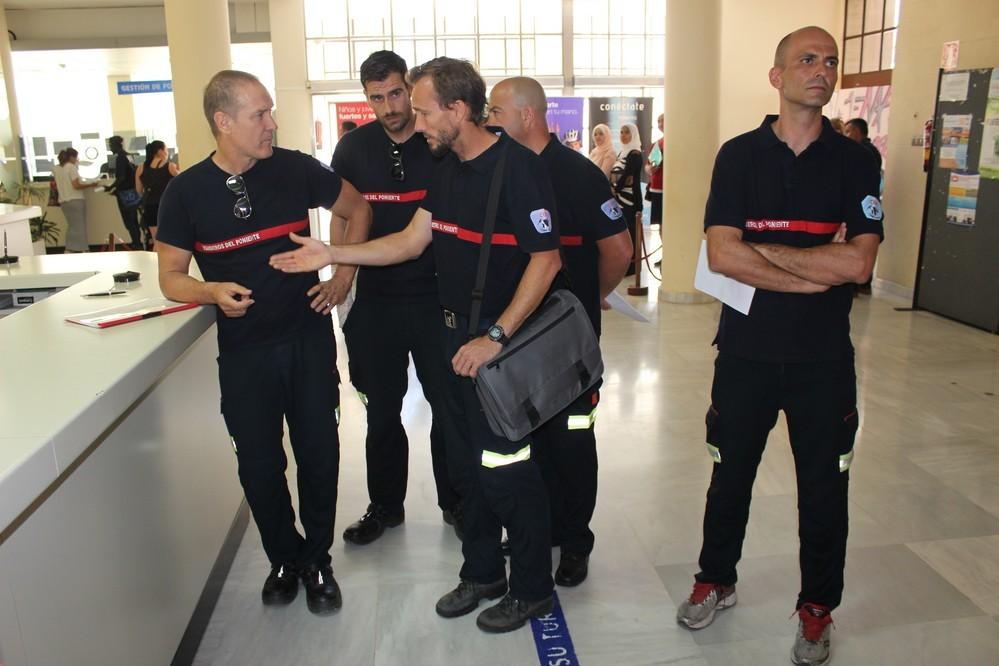 Efectivos del Consorcio de Bomberos del Poniente se concentran en la Plaza Mayor para reclamar más efectivos y que los ayuntamientos salden su deuda