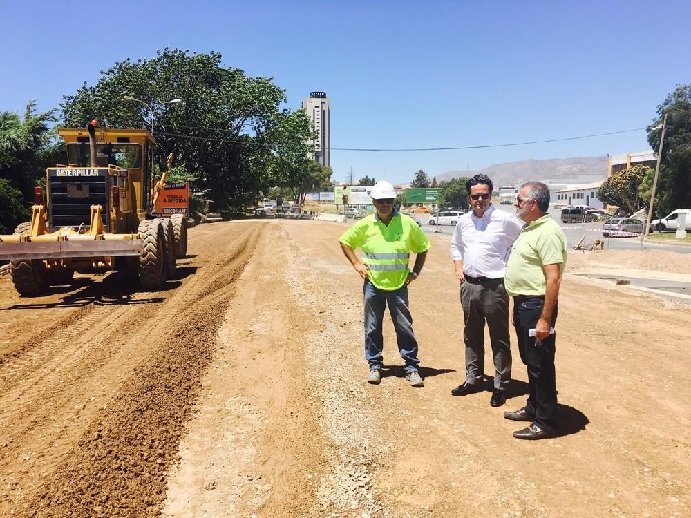 Las obras de Encauzamiento de la Rambla de Aljibillos de la calle Antonios y la N-340 entran en su recta final con la pavimentación del firme de la carretera