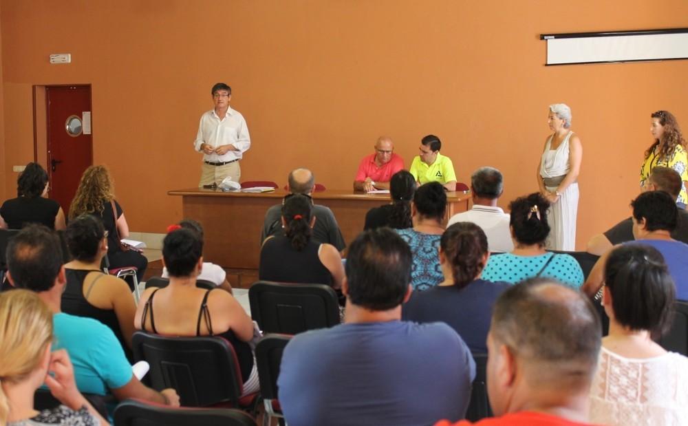 Una treintena de personas refuerzan los trabajos a pie de calle en Adra durante los próximos tres meses