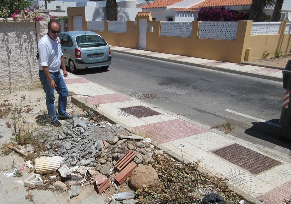 IU Roquetas lanza un “S.O.S” por la pérdida de árboles y la falta de mantenimiento de las zonas verdes interiores de La Urbanización