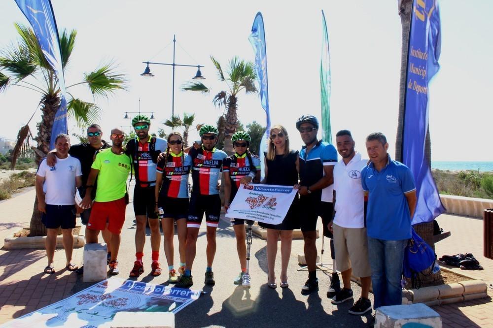 Los cuatro deportistas de ‘Andalucía 7 desafíos’ llegan a Almerimar para recaudar fondos para la Fundación Vicente Ferrer