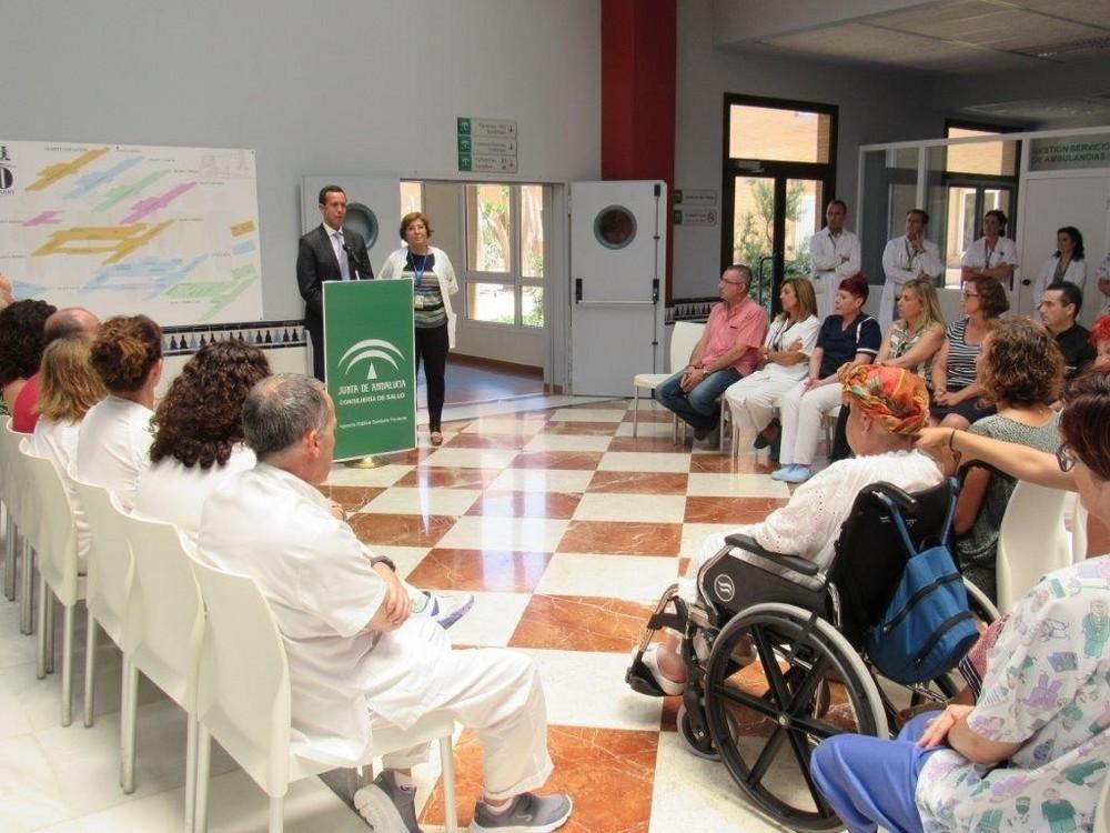 El Hospital de Poniente inicia la conmemoración de su XX Aniversario con un homenaje a sus profesionales
