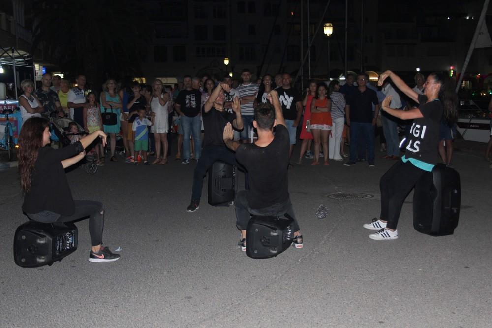 Cientos de turistas y residentes se dieron cita en la V 'Noche en Vela' para disfrutar del amplio calendario de actividades lúdicas y culturales