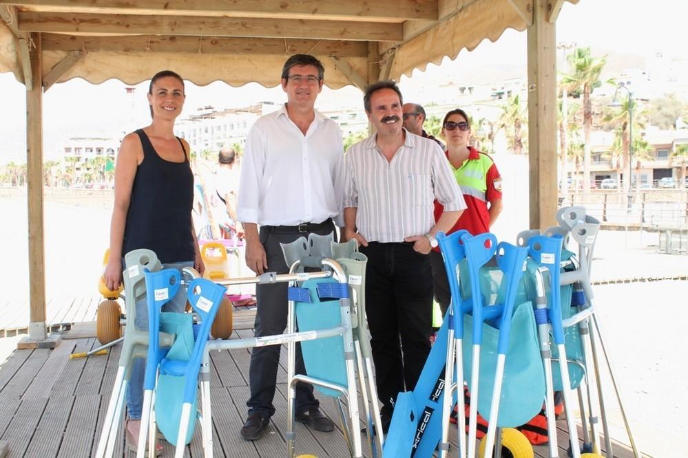 Material específico y nuevas pasarelas mejoran la accesibilidad en las playas abderitanas