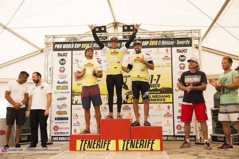 Víctor Fernández vuelve a ganar en Tenerife y se afianza como líder del mundial de windsurf extremo