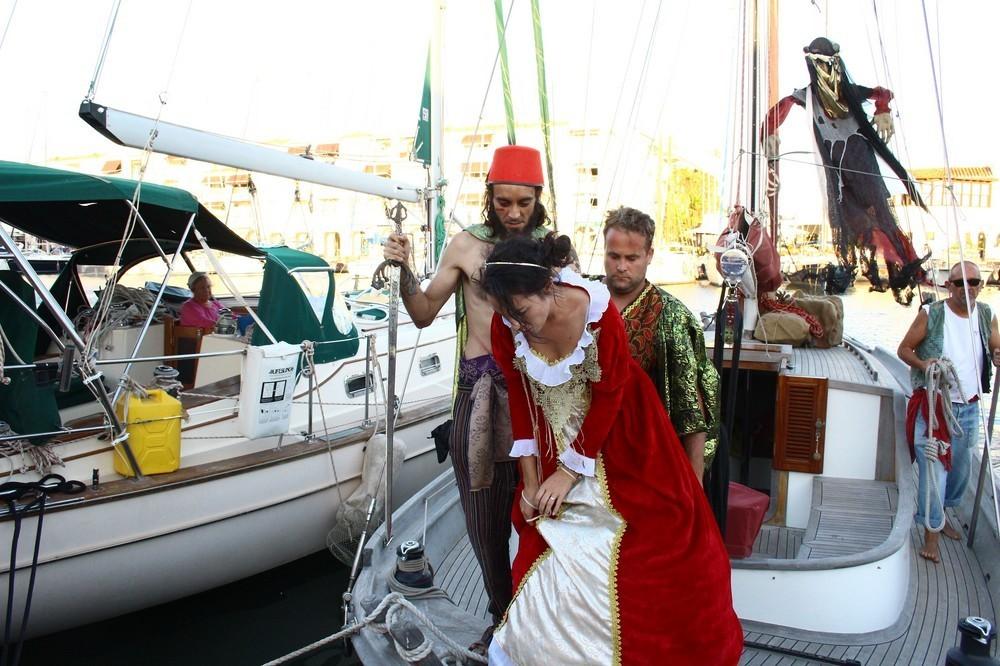 Miles de personas disfrutan del 'Desembarco pirata' de Almerimar