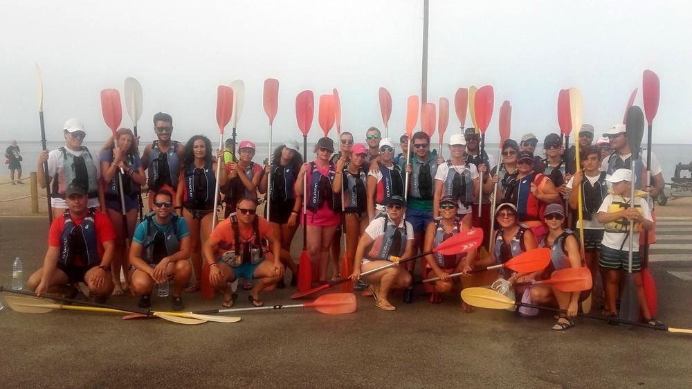 Jóvenes disfrutan de una ruta en kayak en Cabo de Gata organizada por el Ayuntamiento de Adra