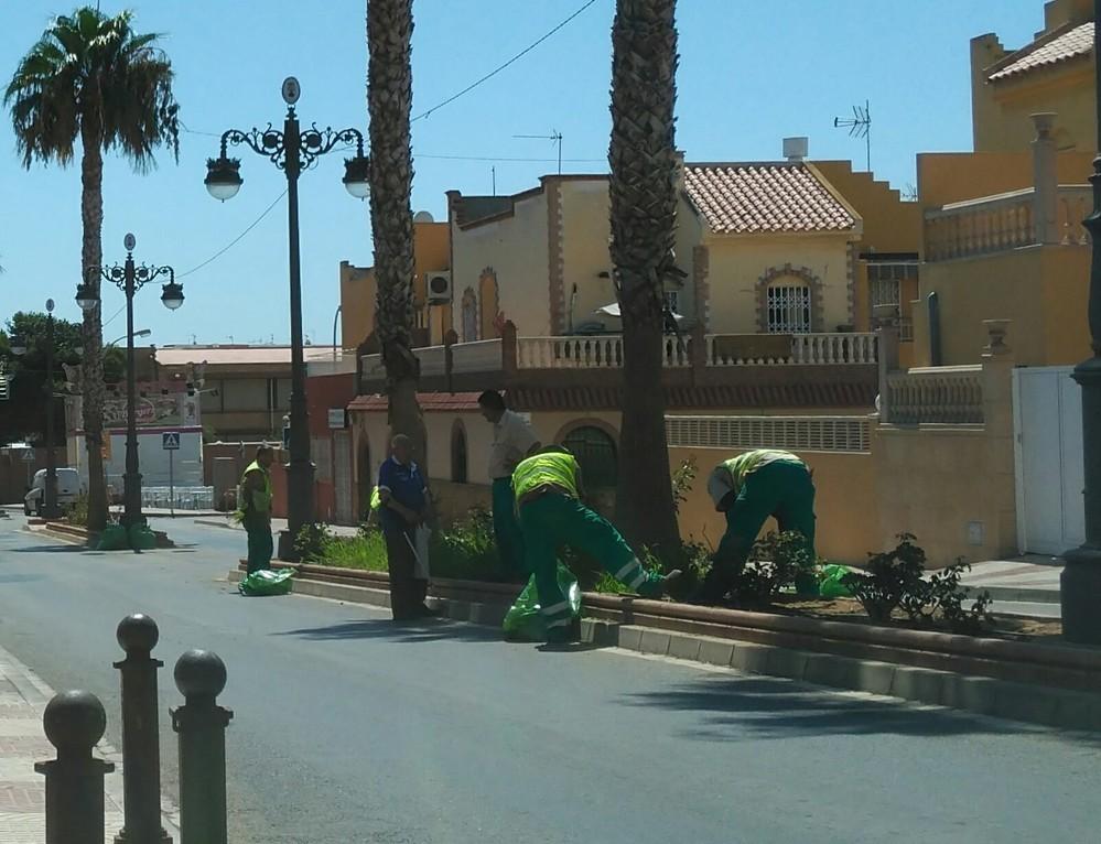IU Roquetas denuncia los recortes en la plantilla de Parques y Jardines y su creciente externalización