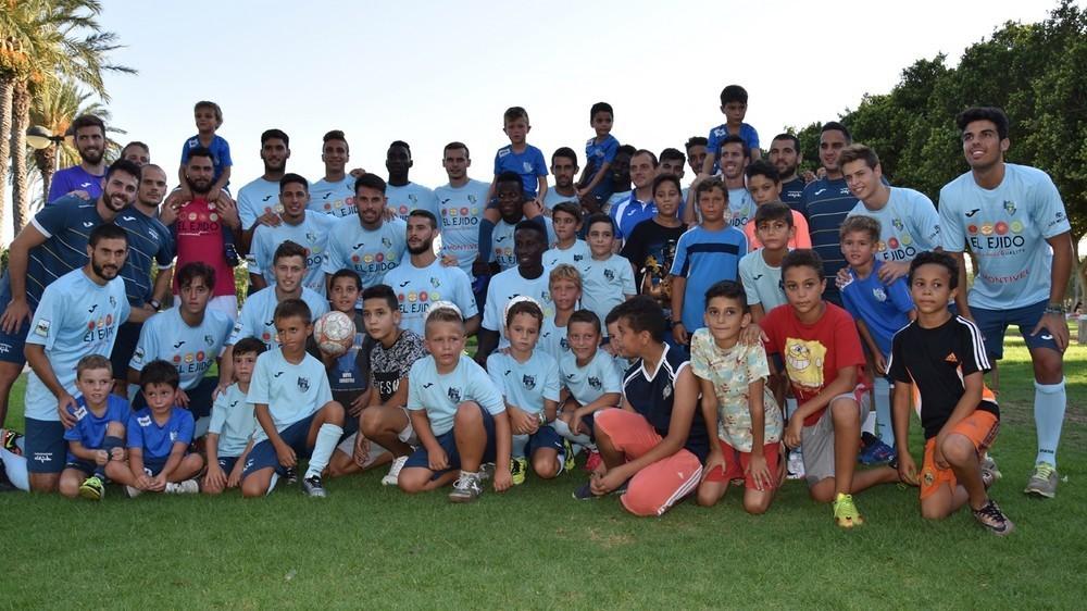 El CD El Ejido sale a la calle con la campaña #ContigoSíEsPosible