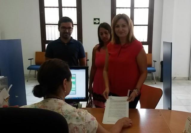 Plataforma exige por escrito al alcalde de Adra información sobre el 'sobresueldo' del marido de Carmen Crespo