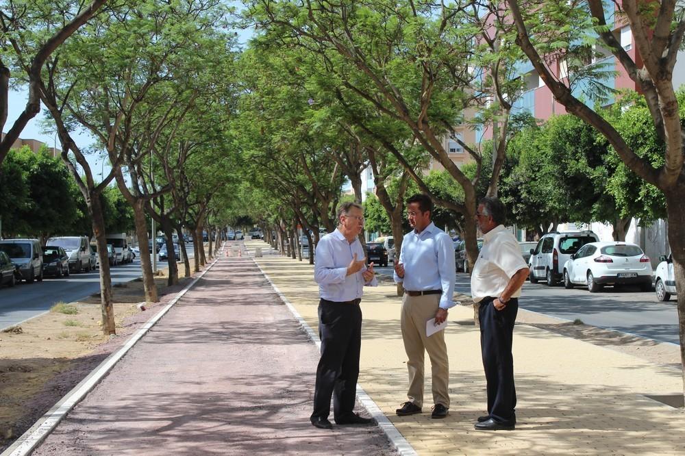 Obras Públicas ya trabaja en la limpieza de toda la red de imbornales del municipio para garantizar la correcta evacuación del agua con la llegada de las primeras lluvias