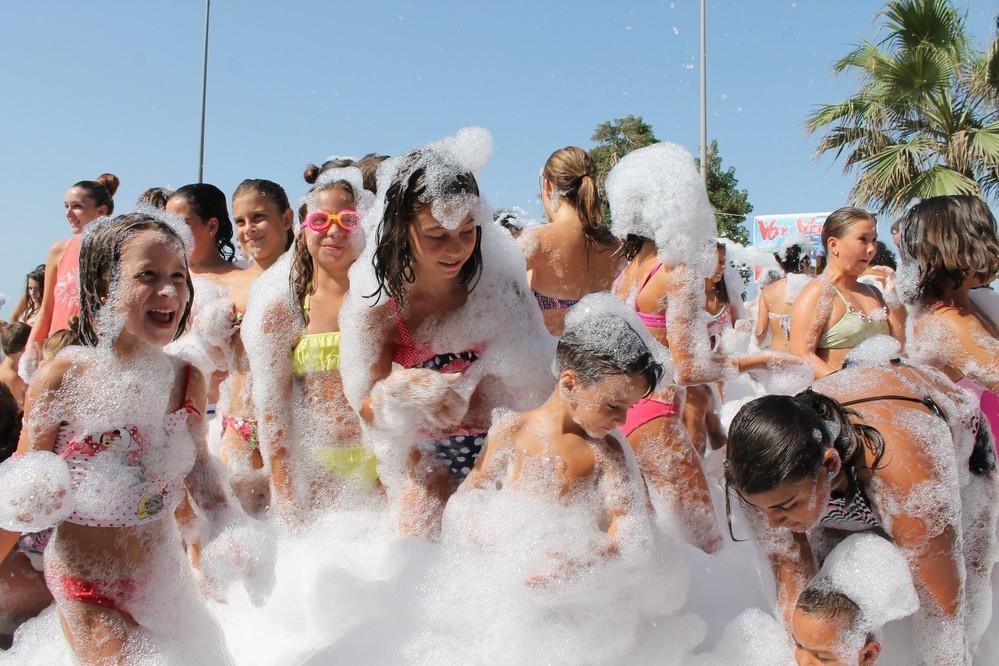 La Feria de Adra 2016 comienza con el concurso de castillos de arena y la fiesta de la espuma