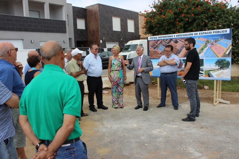 Amat presenta a los vecinos de Cortijos de Marín un nuevo proyecto de parque y pistas deportivas abiertas