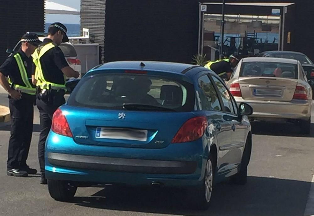 Policía Local de Adra vigila el uso del cinturón y los elementos de seguridad infantil