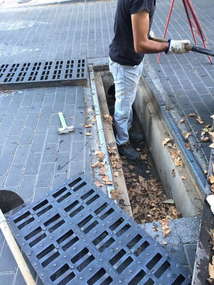 El Ayuntamiento de Berja lleva a cabo una campaña para limpiar todos los imbornales del municipio