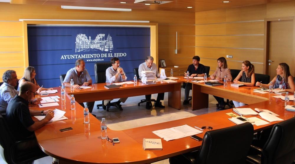 Luz verde en la Junta de Gobierno a la licitación para el alquiler de maquinaria específica para desbrozar y limpiar caminos rurales