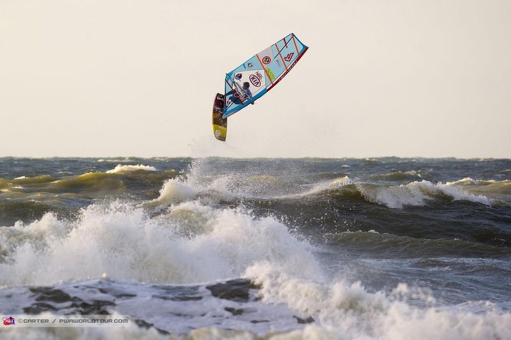 Víctor Fernández compite en Klitmoller para mantener el liderato del Mundial de Olas