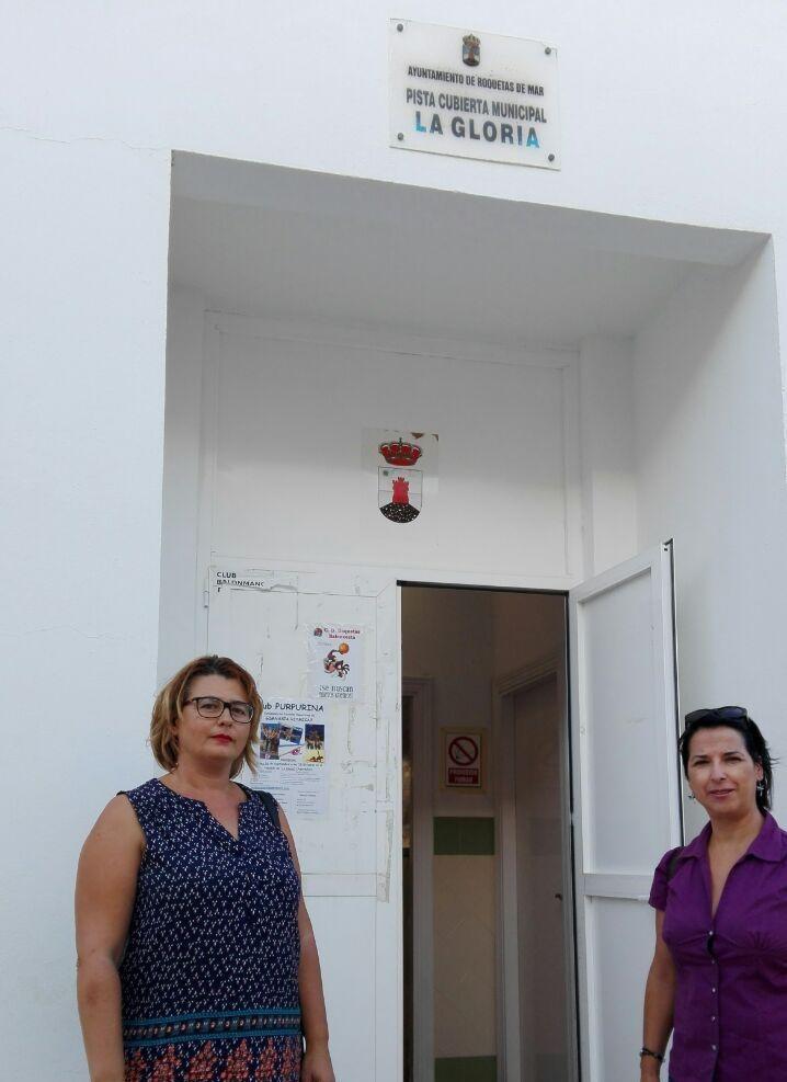 IU Roquetas denuncia que los vestuarios de las pistas cubiertas de La Gloria llevan semanas sin agua