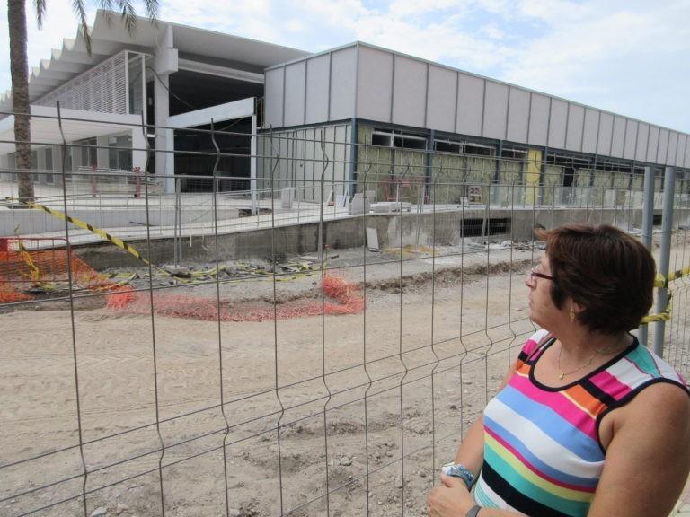 IU llevará de urgencia al pleno del lunes su moción para asignar por concurso público los puestos libres de los mercados de abastos de Roquetas