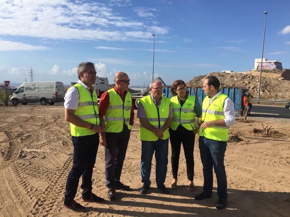 La Junta ejecuta trabajos de ornamentación en la rotonda de acceso al centro comercial de Viapark en Vícar