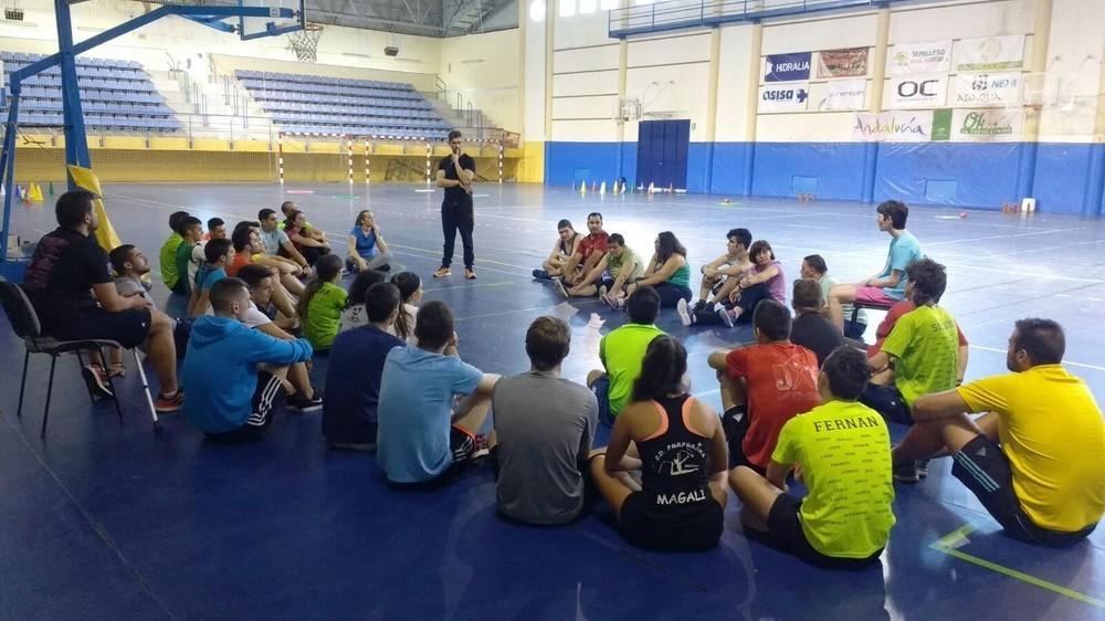 Los usuarios del Centro Ocupacional de Adra y los estudiantes del TAFAD se dan la mano por la integración a través del deporte