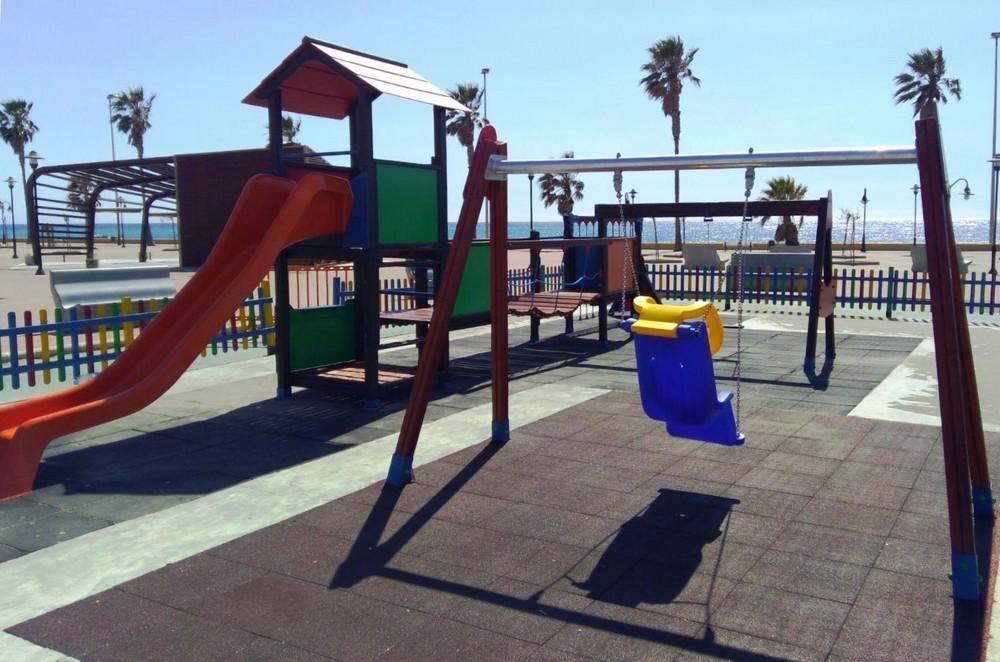El Ayuntamiento de Adra destina más de 55.000 euros a mejorar los parques infantiles este año
