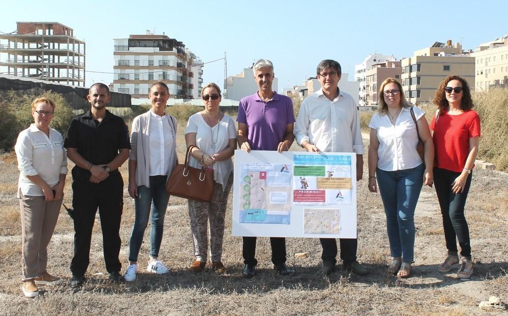 Adra presenta el proyecto del primer parque canino del municipio