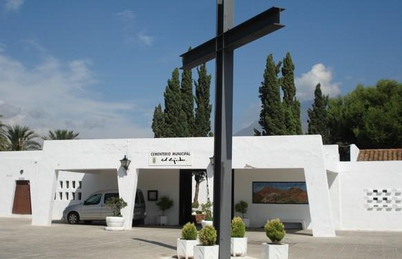 El Ayuntamiento trabaja en el embellecimiento de los tres cementerios del municipio para mejorar su imagen de cara a la festividad de Todos Los Santos