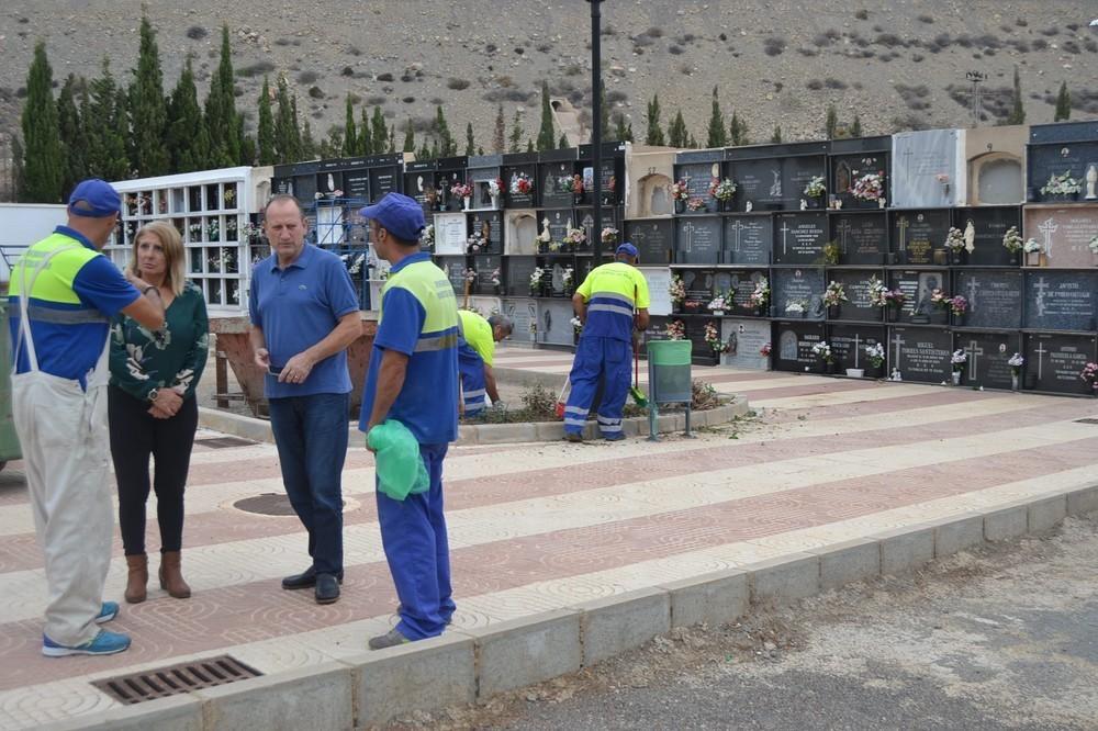 El Ayuntamiento de Roquetas ultima los preparativos en sus tres cementerios de cara al puente de Todos los Santos