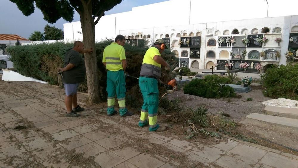 Adra prepara el Día de Todos los Santos con la adecuación del Cementerio Municipal y un dispositivo especial de tráfico