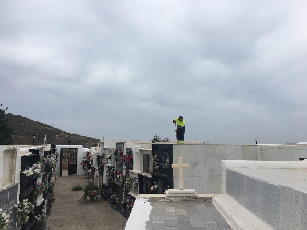 El Ayuntamiento de Felix realiza tareas de pintura y limpieza en el cementerio municipal con motivo de la festividad de Todos Los Santos