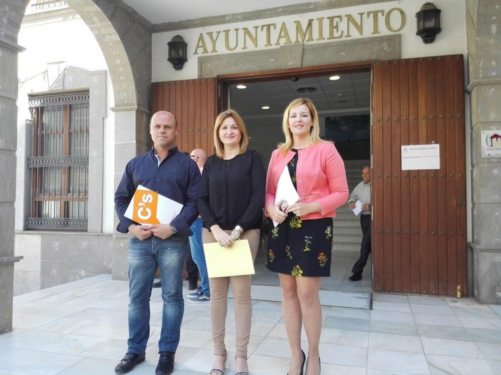 La oposición en el Consistorio de Adra exige al equipo de Gobierno que 'no les toree más' y piden que asuma su responsabilidad con la piscina