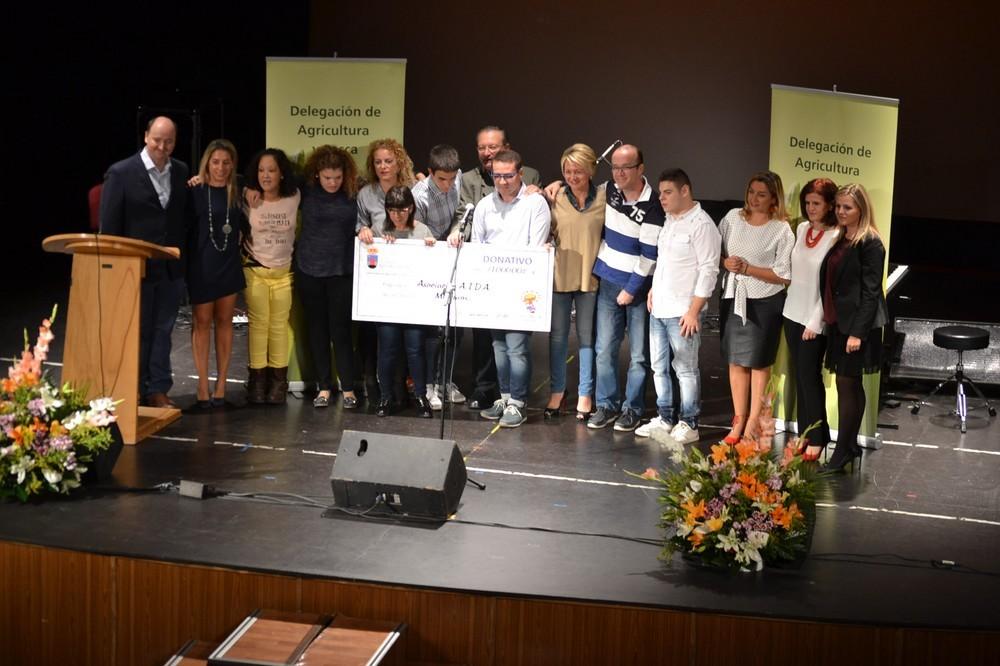 El colectivo AIDA recibe 1.000 euros en el concierto benéfico de conmemoración del Día de la Mujer Rural