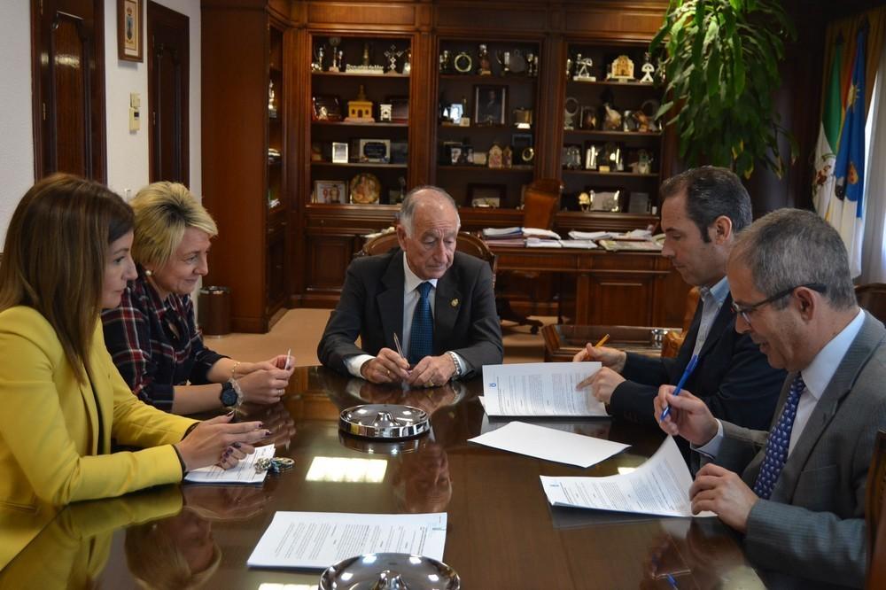 El Ayuntamiento de Roquetas firma el contrato para la construcción de la balsa de tormentas de la Avenida Sabinar