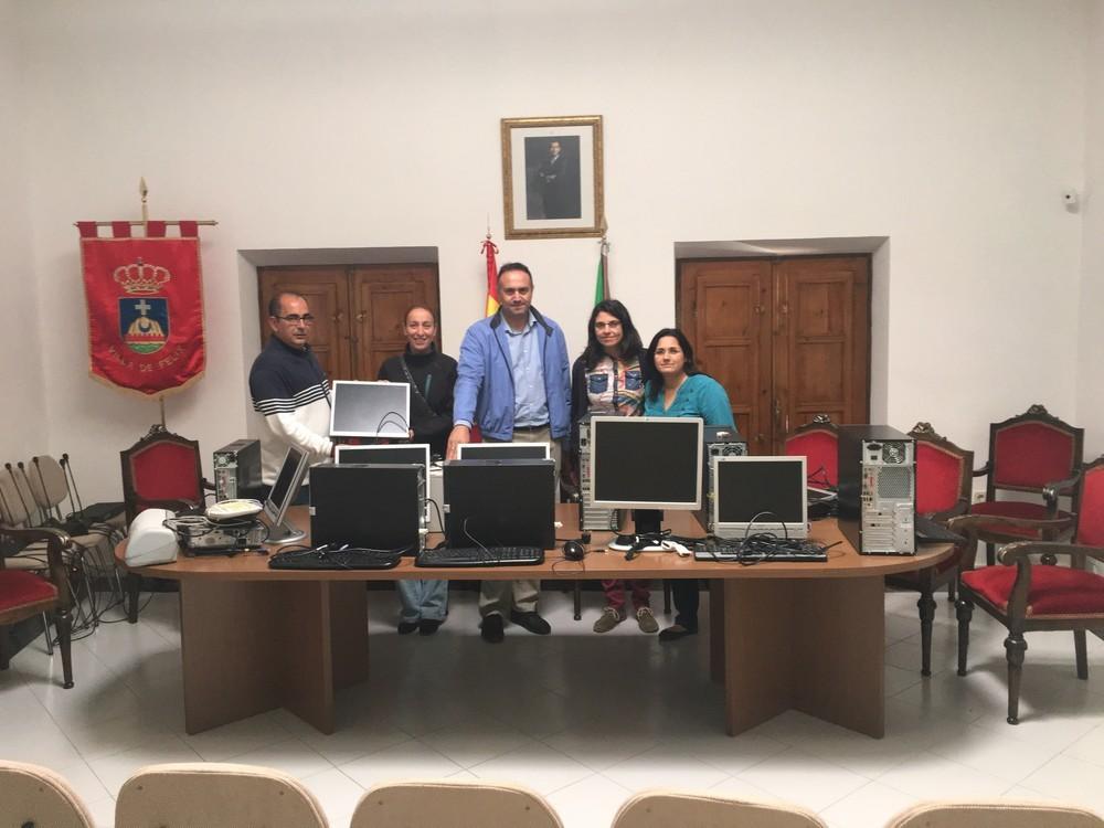 El Ayuntamiento de Felix entrega seis ordenadores al CEIP San Roque