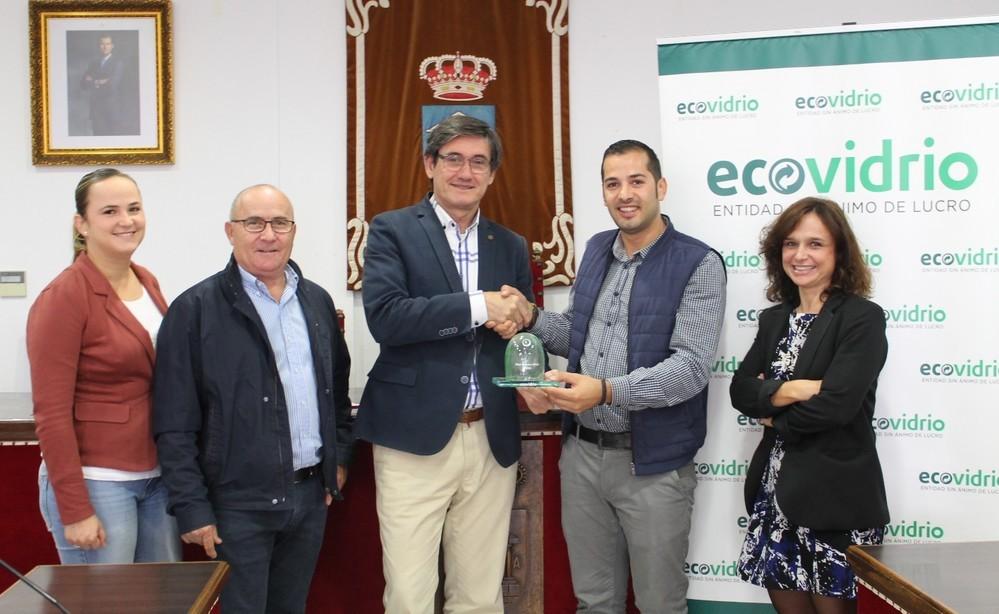 Adra recibe el ‘Iglú Verde’ de Ecovidrio por aumentar un 24% el reciclaje de vidrio este verano