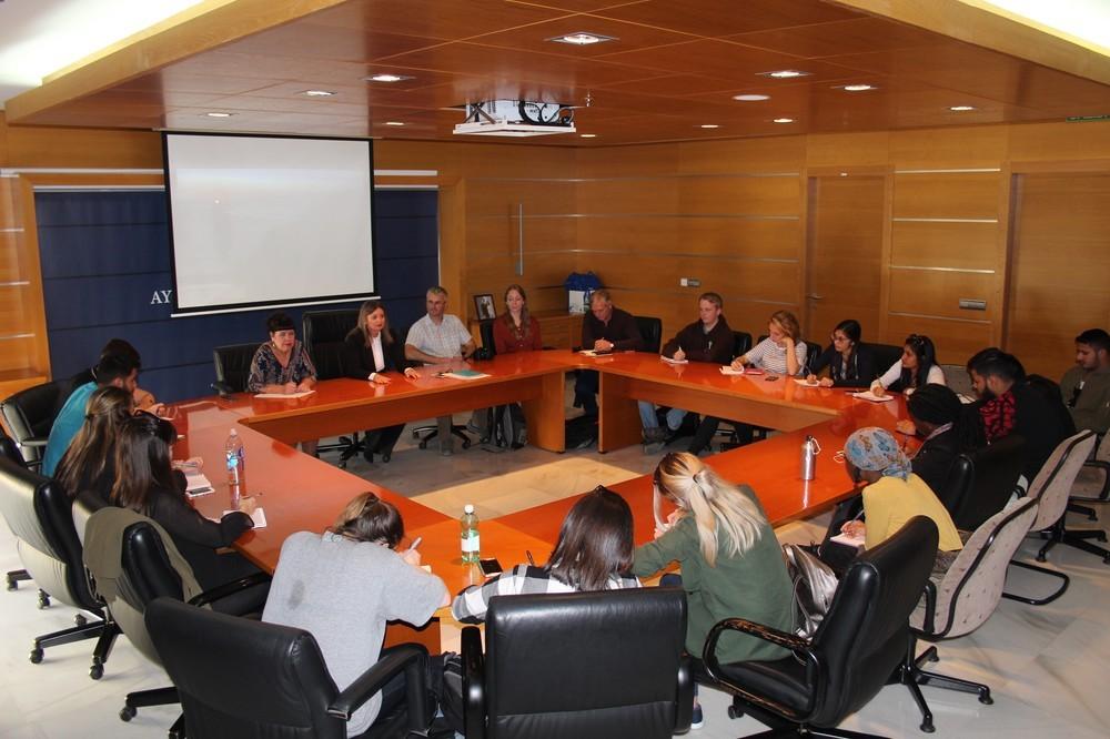 Estudiantes ingleses visitan el municipio para conocer todos los recursos turísticos y su competitivo sistema agrícola