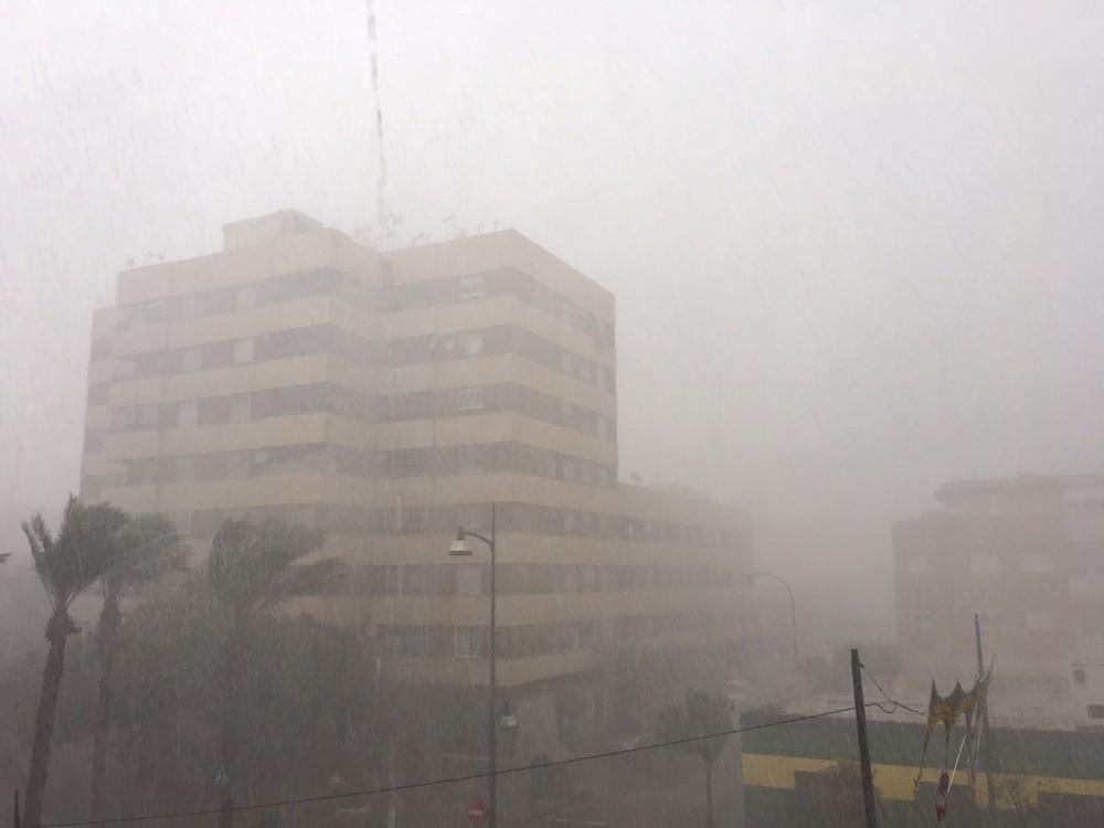 Bomberos rescatan a dos personas atrapadas en un coche en Balerma por las fuertes lluvias