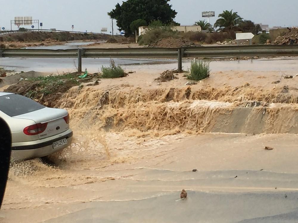 Bomberos del Poniente realizan nueve salidas en la noche del martes por caída de árboles e inundaciones en Balerma, Las Norias y Roquetas de Mar