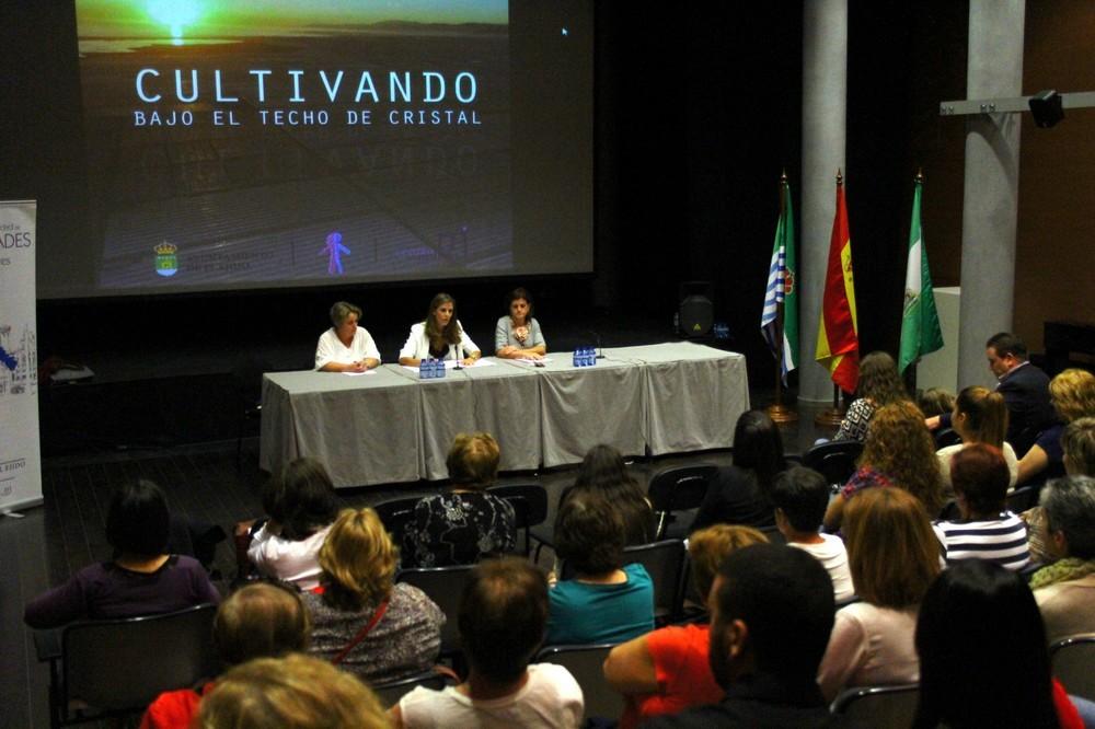 El documental 'Cultivando bajo el techo de cristal' se visionará en el II Congreso Internacional Mujeres, Cultura y Sociedad de la UAL