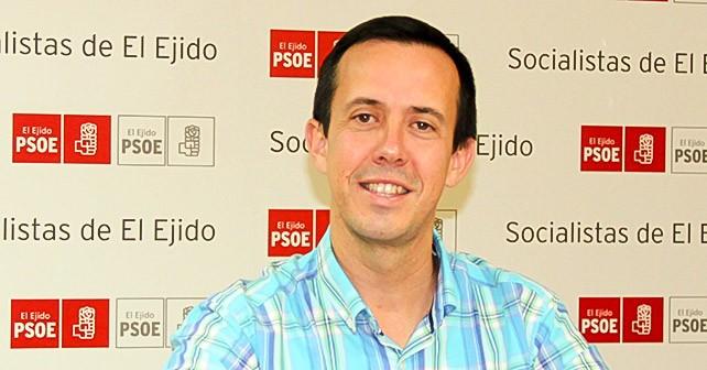 El delegado de Igualdad asiste a una jornada informativa sobre la Tarjeta Andalucía Junta Sesentaycinco en Adra