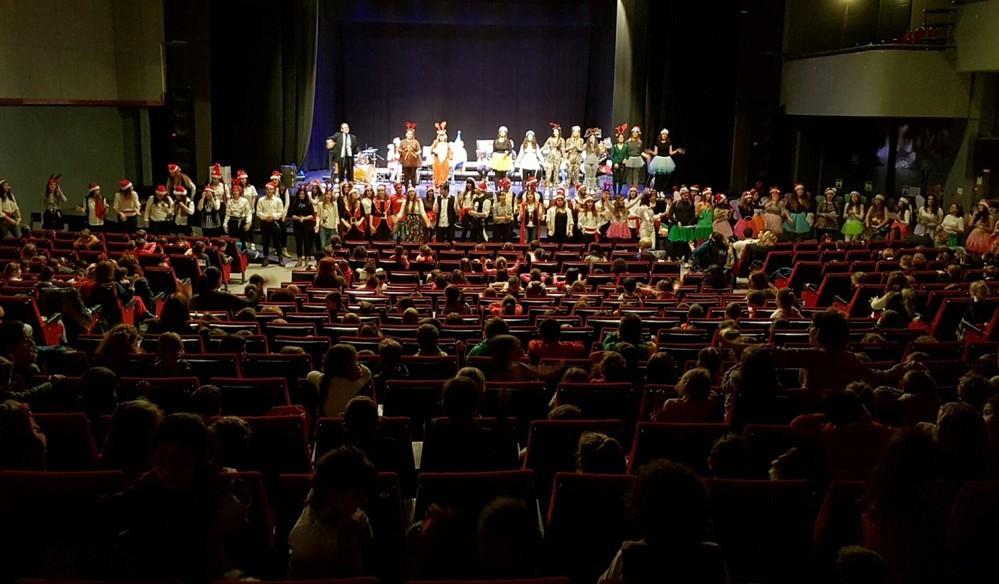 Más de 1.200 escolares disfrutan de un concierto solidario en favor de ‘Ayudemos a un@ niñ@’