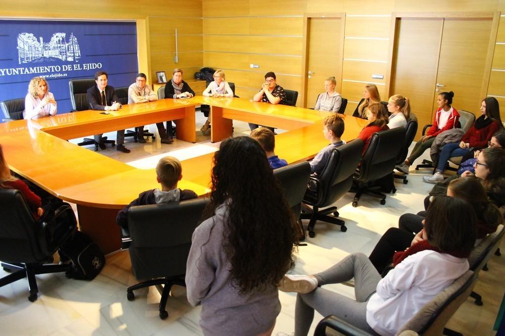 Estudiantes finlandeses de Erasmus visitan el municipio y conocen de la mano del alcalde aspectos generales de la ciudad