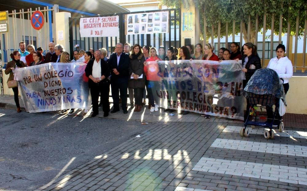 La edil de Educación acude a la manifestación convocada por el AMPA del CEIP Solymar para exigir una reforma integral del centro