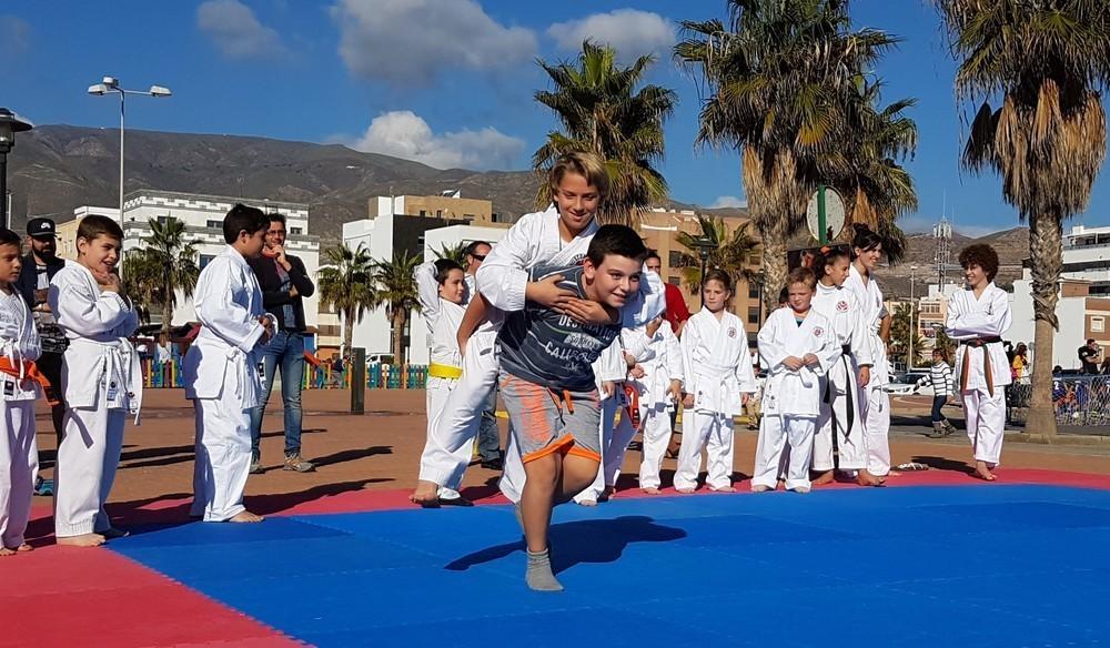 Cientos de niños disfrutan del deporte al aire libre en Adra