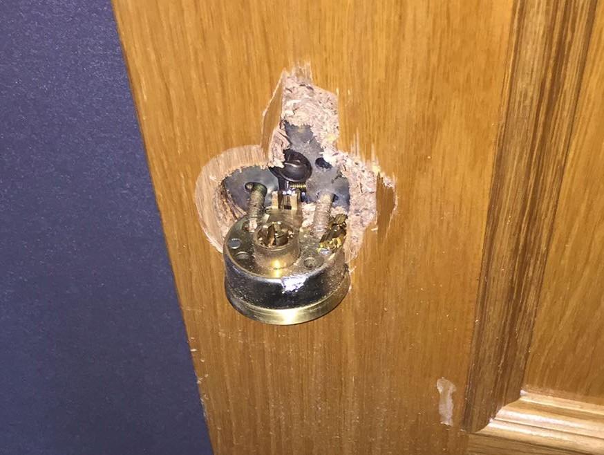 Roban una vivienda en Santa María del Águila de la que se llevan objetos de valor, una caja fuerte y un coche