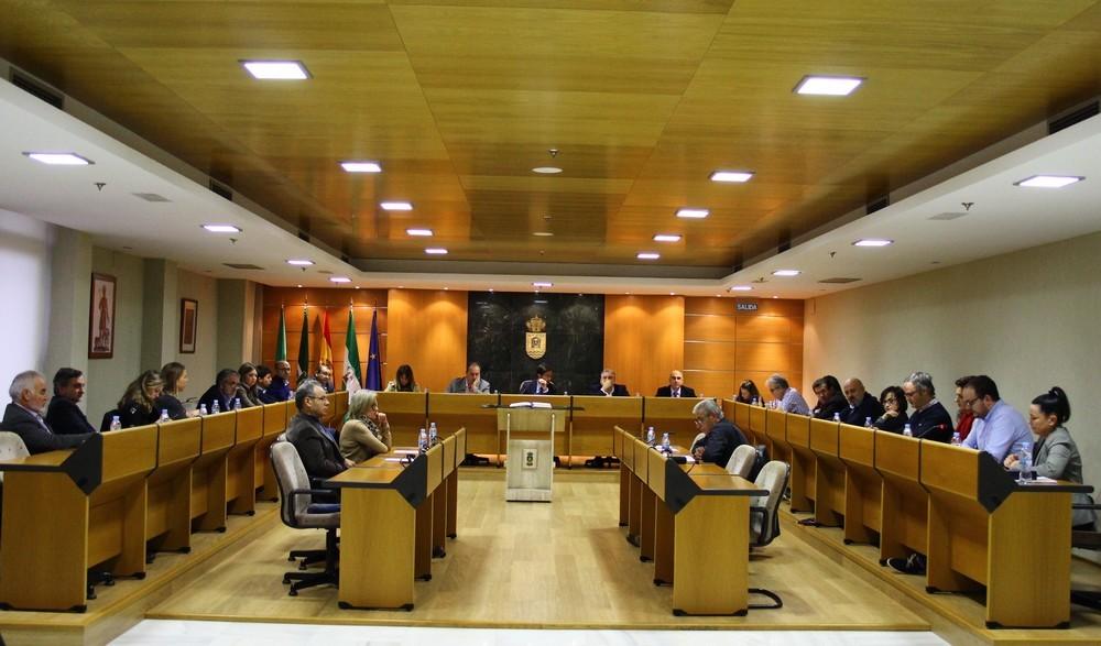 El Pleno acuerda rescindir el contrato de gestión de la Piscina para volver a licitarlo con la mira puesta en su ampliación y modernización