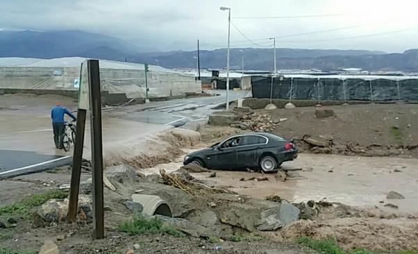 Unos 40 trabajadores de un almacén en El Ejido, auxiliados por la Guardia Civil a causa de las lluvias