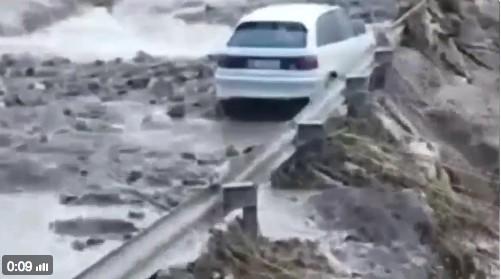 La lluvia ocasiona el arrastre de piedras y lodo en la Rambla de Las Hortichuelas